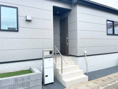 【エントランス】 | 神栖市若松中央2号棟 | 3LDK　最短即日見学も可能です。お気軽にお問合せください。