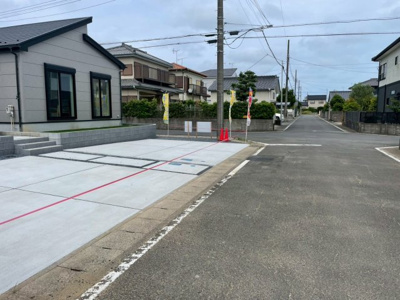 【前面道路含む現地写真】 | 神栖市若松中央2号棟 | 3LDK　最短即日見学も可能です。お気軽にお問合せください。