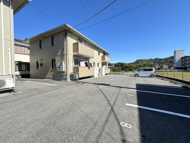 シャンブル・ド・シャルマン C棟の駐車場