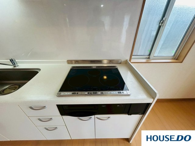 中古戸建　佐野市岩崎町のキッチン|IHクッキングヒーター完備のため、お手入れが簡単で火を使わないので安心です！