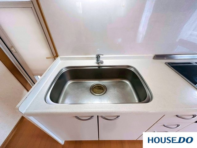 中古戸建　佐野市岩崎町のキッチン|幅広のステンレスシンクは、大きなお鍋やフライパンも洗いやすいゆとりのサイズです！