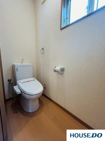中古戸建　佐野市岩崎町のトイレ|清潔感のあるトイレですついつい長居してしまうトイレ
日の入り方が絶妙で、考え事をするのにピッタリです！
長すぎるとご家族に心配されますので、要注意！