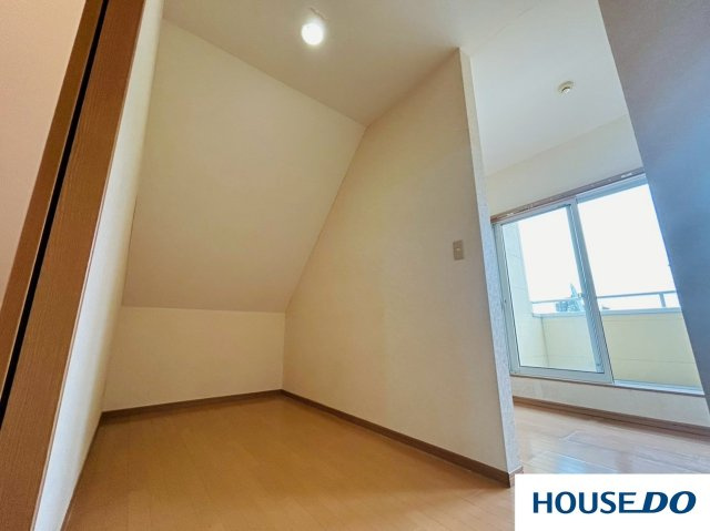 中古戸建　佐野市岩崎町の洋室|一室で区切られているので、パーソナルスペースとして使えそうです
子供部屋・書斎など・用途に合わせて自由にレイアウトできます！