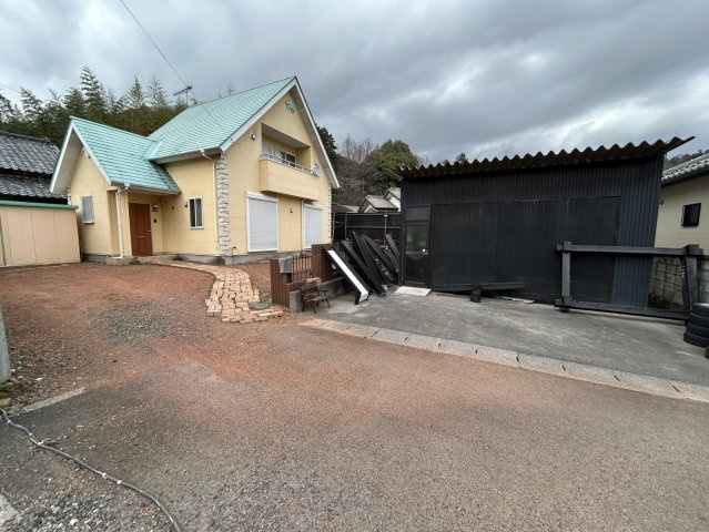 中古戸建　佐野市岩崎町の外観|売主様がこだわり抜いた華やかなお家と手工業やDIYで使われていた工房小屋があります♪そういった趣味をやられる方にはピッタリです♪♪
もちろん♪車やバイクを弄るのが好きな方にも♪♪