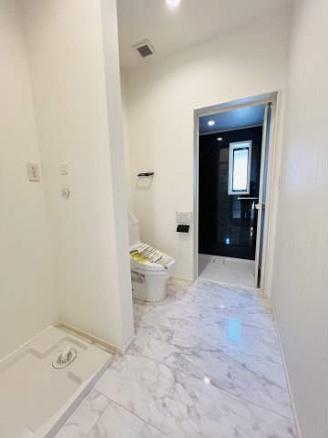 格式高い、葉山町一色アドレスのトイレ|2階トイレと洗濯機置き場、そしてシャワー室完備