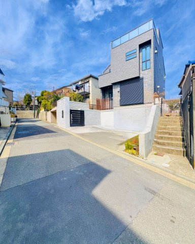 格式高い、葉山町一色アドレスの外観|全面道路