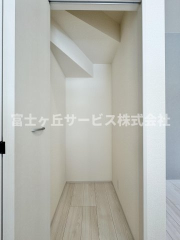 【収納】 | 島田市中溝町 新築一戸建て 2号棟 | キッチンにある階段下収納スペースです