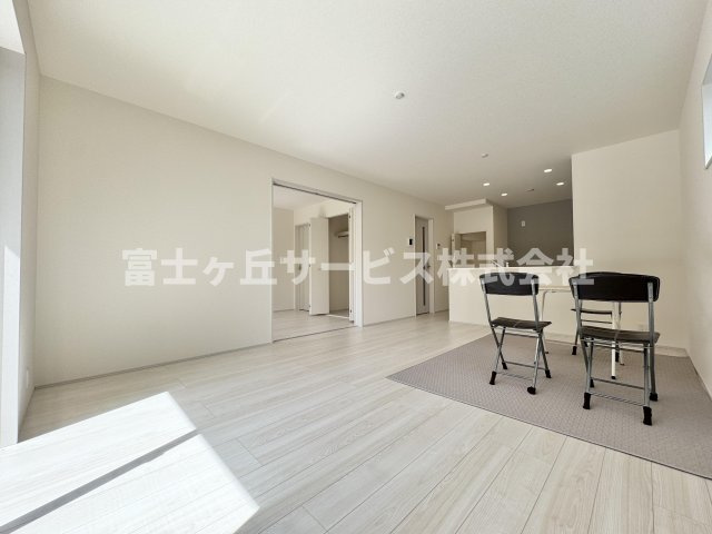 【居間・リビング】 | 島田市中溝町 新築一戸建て 2号棟 | リビングダイニングです