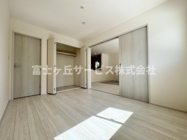 【洋室】 | 島田市中溝町 新築一戸建て 2号棟 | リビングの隣にある洋室です