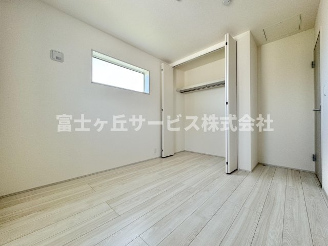 【洋室】 | 島田市中溝町 新築一戸建て 2号棟 | 収納もある洋室です