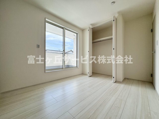 【洋室】 | 島田市中溝町 新築一戸建て 2号棟 | バルコニーに面した洋室です