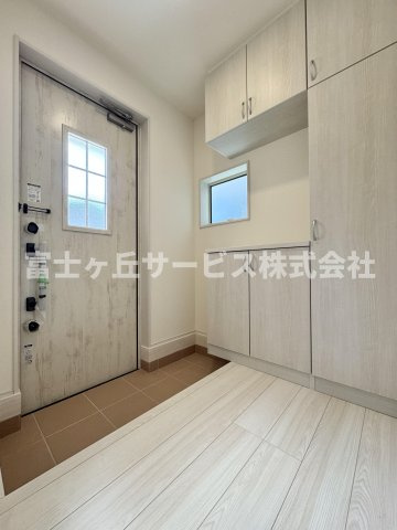 【玄関】 | 島田市中溝町 新築一戸建て 2号棟 | 収納もある玄関です