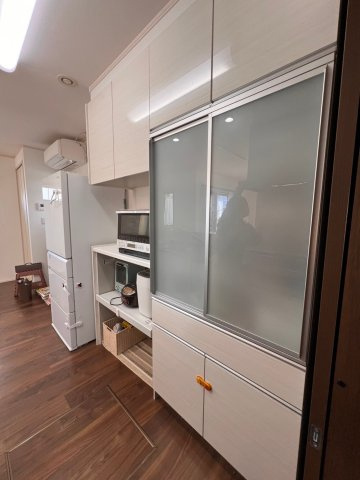 松本市村井町西1丁目　中古住宅のキッチン|背面収納も充実しています