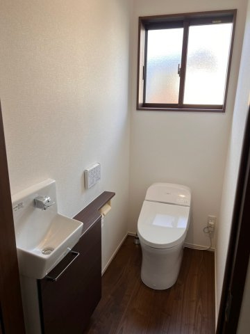 松本市村井町西1丁目　中古住宅のトイレ|コンパクトで使いやすいトイレです
壁埋め込み手洗いもあり、衛生的です