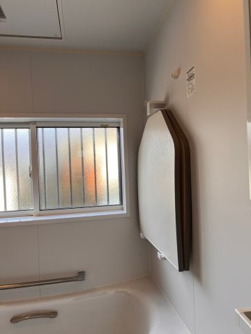 松本市村井町西1丁目　中古住宅の浴室|お風呂お湯もこの蓋があれば冷めずに安心です