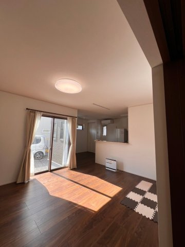 松本市村井町西1丁目　中古住宅のその他|広々とした明るいリビングです