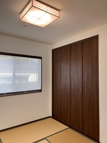 松本市村井町西1丁目　中古住宅の和室|リビングにつながりのある和室ですので、急な来客にも安心です