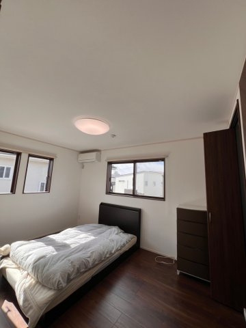 松本市村井町西1丁目　中古住宅の居間・リビング|主寝室です