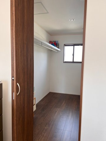 松本市村井町西1丁目　中古住宅のその他|主寝室から使える3.6帖のウォーキングクローゼットです