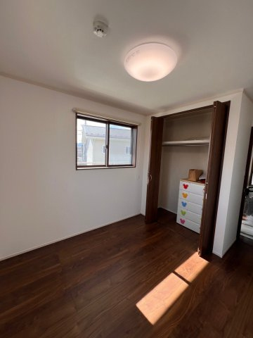 松本市村井町西1丁目　中古住宅の洋室|子供部屋5.0帖ですがクロークを設定しましたので広々と使用できます