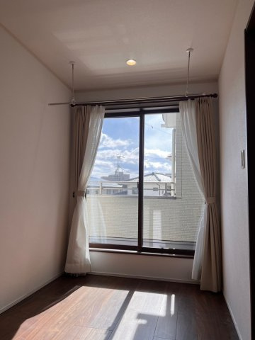 松本市村井町西1丁目　中古住宅のその他|雨の日も安心なサンルーム！5.3帖あり、物干金物も設置しました