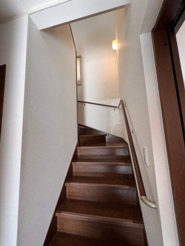松本市村井町西1丁目　中古住宅のその他|メーターモジュールのお宅なので、階段もゆとりがあります