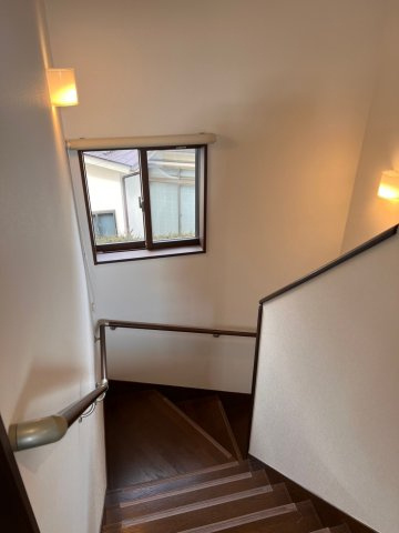 松本市村井町西1丁目　中古住宅のその他|メーターモジュールのお宅なので、階段もゆとりがあります