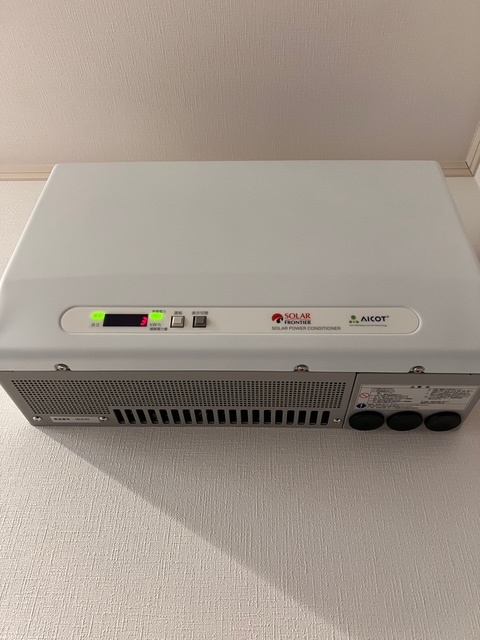 松本市村井町西1丁目　中古住宅の発電・温水設備|太陽光コンバーターです
太陽光発電で得られた直流電力を交流電力に変換する機器です
3.3㎾容量