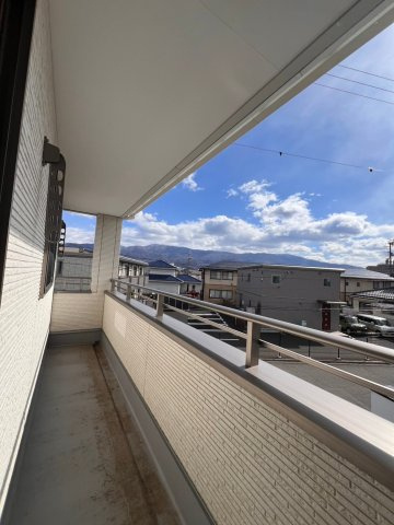 松本市村井町西1丁目　中古住宅のバルコニー|雨の日も安心なルーフバルコニーです