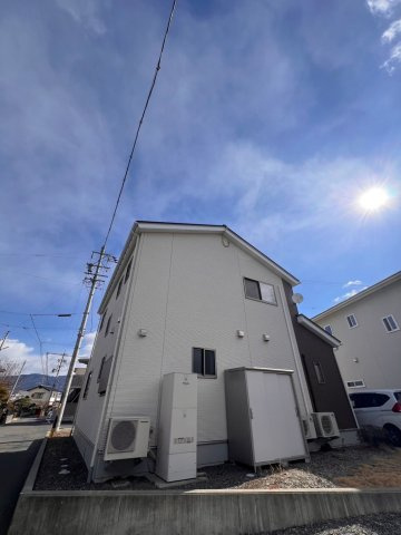 松本市村井町西1丁目　中古住宅の設備|小物等を片付けるのに最適な物置です。