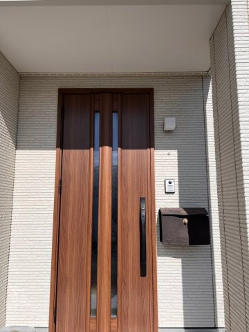 松本市村井町西1丁目　中古住宅の玄関|玄関ドア＆ポストです
