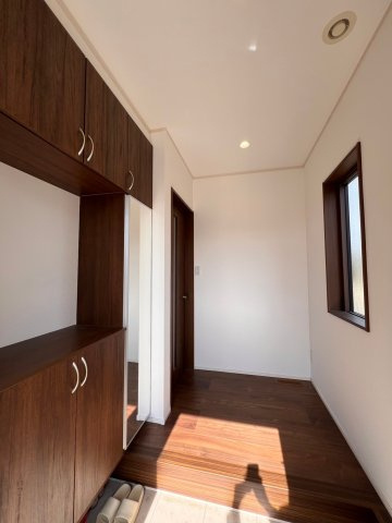 松本市村井町西1丁目　中古住宅の玄関|収納もある玄関です