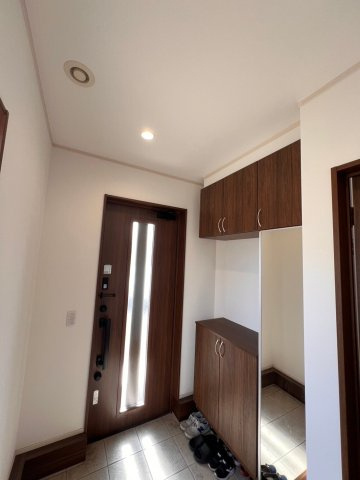 松本市村井町西1丁目　中古住宅の玄関|明るい玄関です