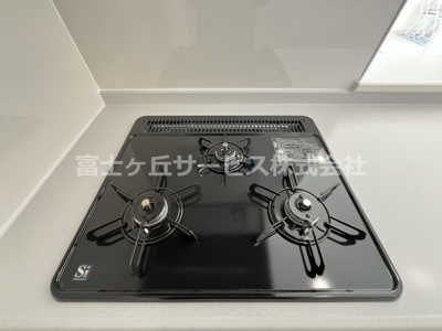 【キッチン】 | 榛原郡吉田町住吉 5期 新築一戸建て | 3口ガスコンロ