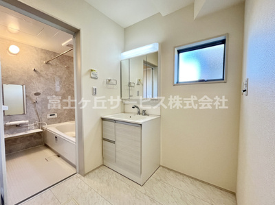 【洗面所】 | 榛原郡吉田町住吉 5期 新築一戸建て | 明るい洗面所です