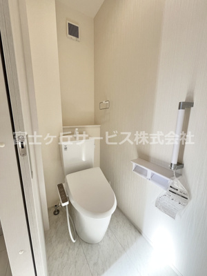 【トイレ】 | 榛原郡吉田町住吉 5期 新築一戸建て | 玄関前のトイレ