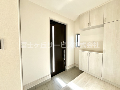 【玄関】 | 榛原郡吉田町住吉 5期 新築一戸建て | シンプルで使いやすい玄関です