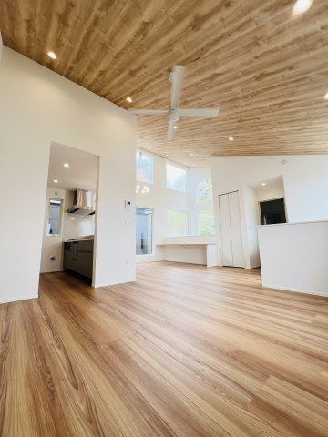 SKY CEILING HOUSE ― 空とつながるリビング ―の居間・リビング