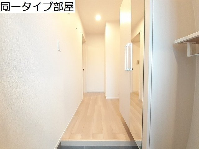 フォルトゥナガーデンＢの玄関|収納もある玄関です