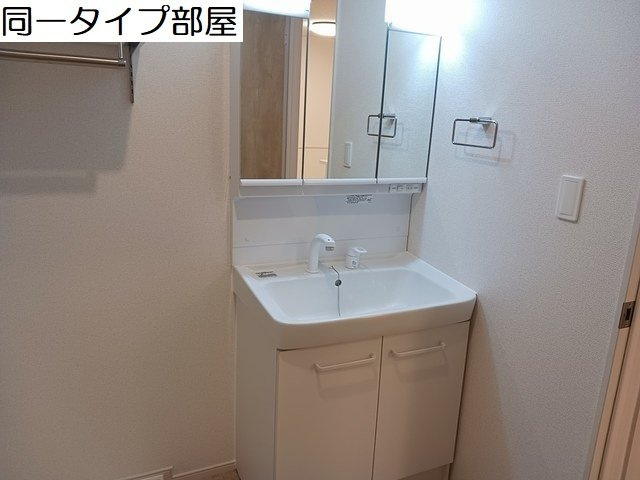 フォルトゥナガーデンＢの洗面所|ゆったりとスペースのある洗面所