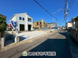 【前面道路含む現地写真】 | 前面道路は広々としてます！運転が苦手な方でもお車の出し入れ簡単で安心です☆
