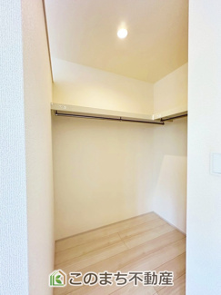 【収納】 | LiveleGarden.S下野石橋　1号棟 | オープンタイプのウォークインクローゼットで収納もたっぷり確保しています。大型荷物も収納できて便利ですね！
