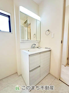 【独立洗面台】 | LiveleGarden.S下野石橋　1号棟 | 収納豊富な3面鏡の洗面台にはハンドシャワー完備です
