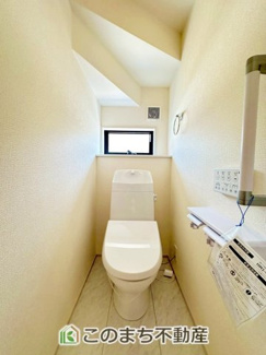 【トイレ】 | LiveleGarden.S下野石橋　1号棟 | 小窓から換気ができて清潔なトイレスペース☆ウォシュレット搭載です！
