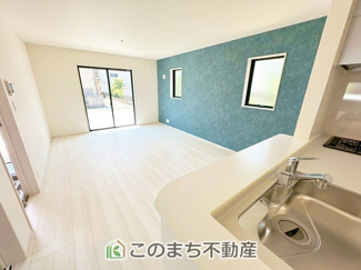 【居間・リビング】 | LiveleGarden.S下野石橋　1号棟 | 南側から暖かな日差しが差し込みます♪キッチンからリビングの様子がよく見渡せます☆
