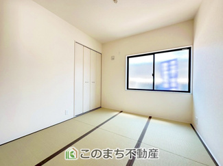 【和室】 | LiveleGarden.S下野石橋　1号棟 | お子様のお昼寝にも便利な和室です。大きな窓から暖かな日差しが差し込みます♪
