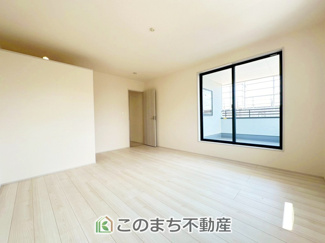 【洋室】 | LiveleGarden.S下野石橋　1号棟 | 陽光がふんだんに降り注ぐお部屋です。陽だまりの空間で、プライベートなお家時間も快適にお過ごしいただけます♪
