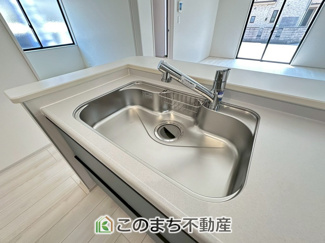 【設備】 | LiveleGarden.S下野石橋　1号棟 | ビルトイン型浄水器を内蔵したキッチン水栓。お米を研いだり、野菜を洗ったりするときなど用途に応じてワンタッチで浄水に切り替えが可能です。カートリッジ式なので、フィルターを簡単に交換する事が出来ます。
