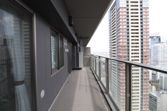 【その他】 | グランドメゾン新梅田タワー THE CLUB RESIDENCE | 【バルコニー】奥行もあり洗濯物もたくさん干していただけます！