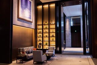【ロビー】 | グランドメゾン新梅田タワー THE CLUB RESIDENCE | 【グランドホワイエ】静穏な二層吹抜。広がりを確保しながら、同時にヒューマンスケールでの心地よさも◎